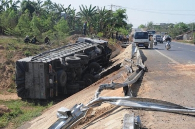 Xe tải bị lật - Nguyên nhân và lưu ý “vàng” để tránh lật xe