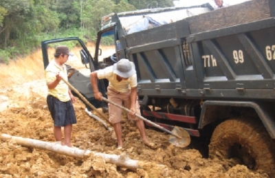 10 Cách xử lý xe tải bị lún, di chuyển khi gặp đường lầy lội