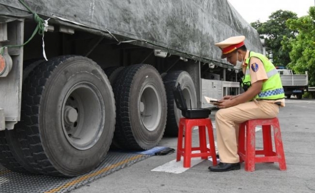 Xe chở quá tải có bị tước phù hiệu không? Bị phạt bao nhiêu?