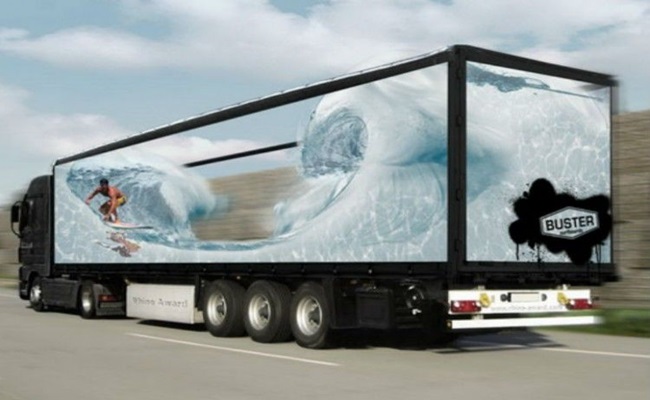 Việc xe tải di chuyển khắp nơi biến decal trở thành công cụ quảng cáo hiệu quả