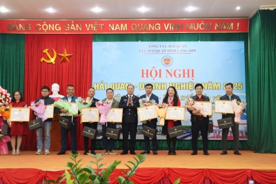 Chủ tịch UBND tỉnh Lạng Sơn trao Bằng khen cho VTRUCK: Ghi nhận đóng góp lớn cho ngân sách nhà nước