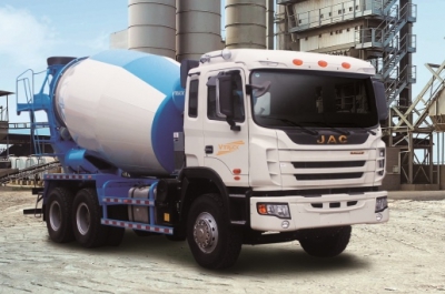 Xe trộn bê tông, thách thức mọi giới hạn địa hình