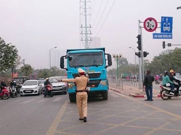 Lỗi sai làn đường là gì? Quy định pháp luật về xe tải đi sai làn đường