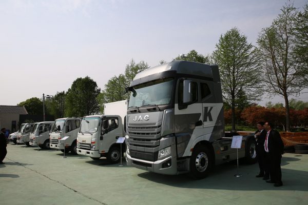 Xe tải thùng Jac 10 x 4 cùng bạn chinh phục từng cây số