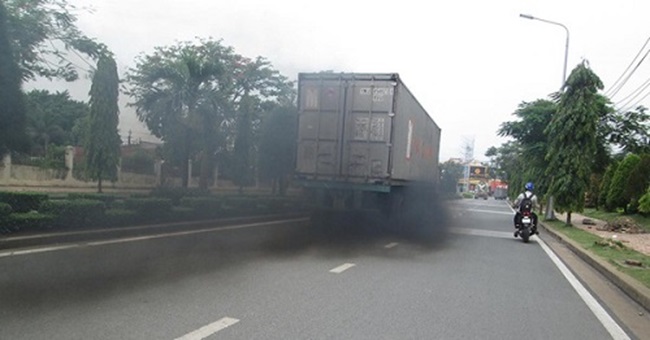 Cần xử lý khi xe tải bị ra khói đen