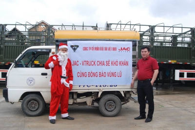 JAC- VTRUCK brings Christmas to people in flooded areas of Binh Dinh